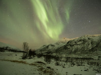 Polarlichter über den Bergen